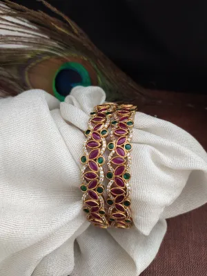 Exquisite Emerald Kemp Stone Antique Bangles