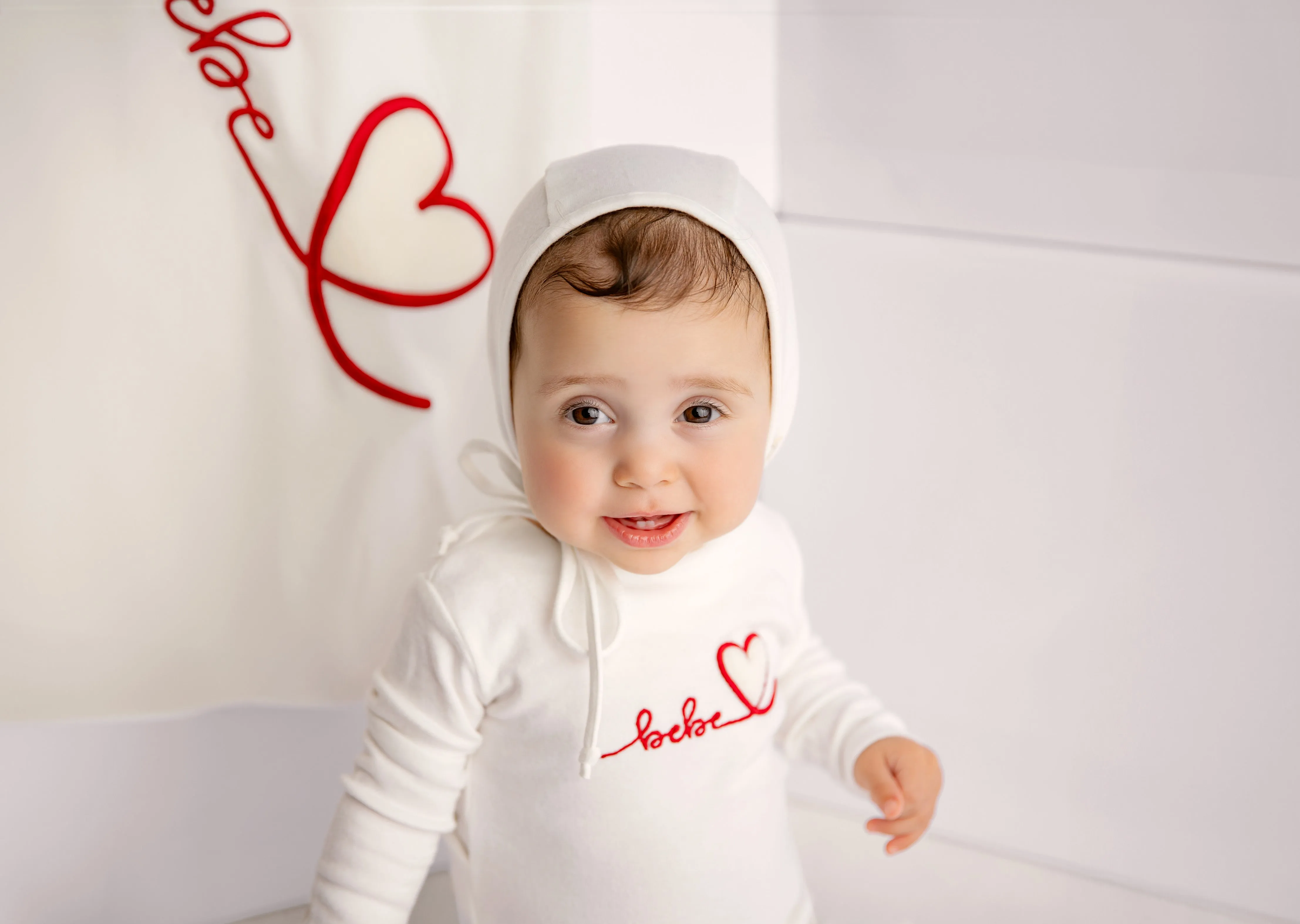 footie heart typography with bonnet - white/red