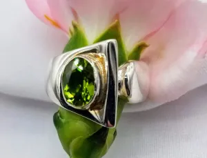 U-Groove Modern Peridot Ring